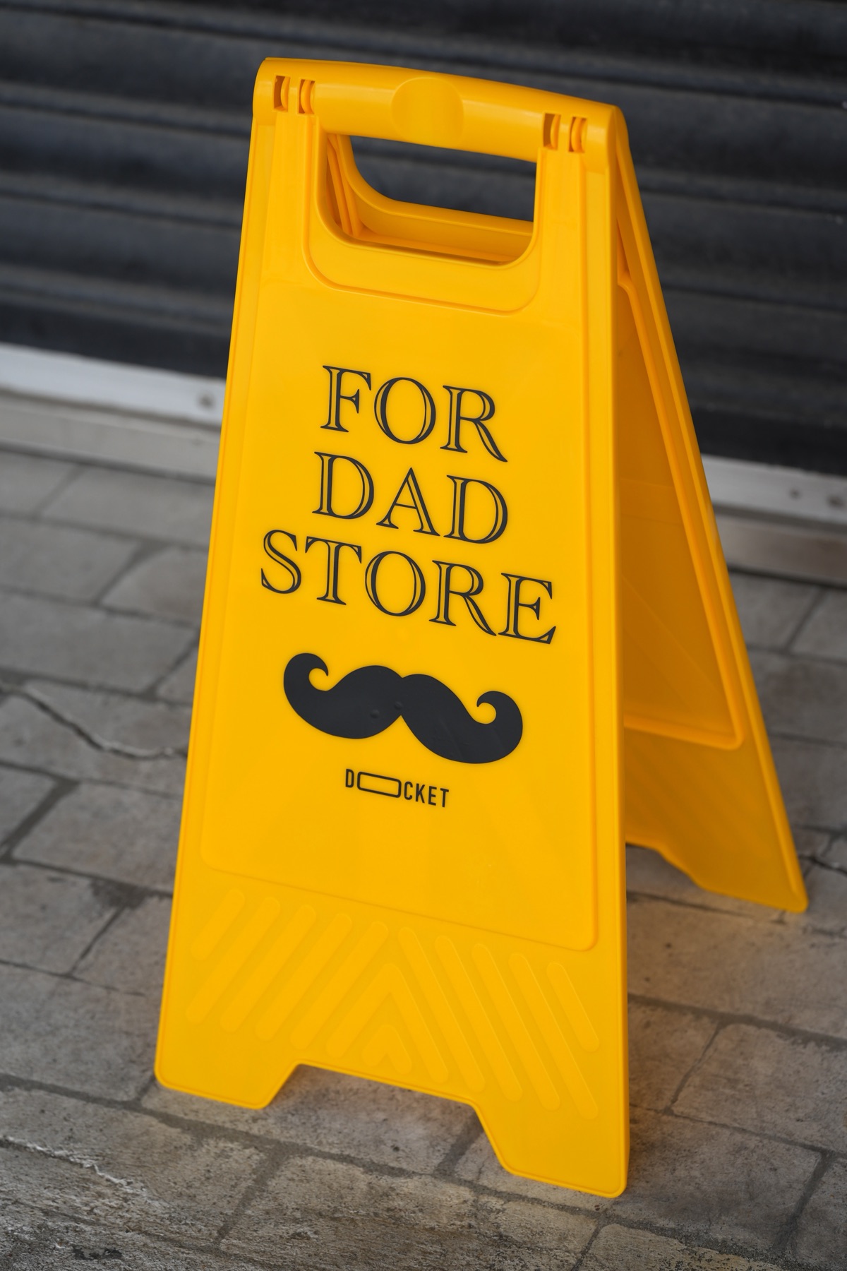 完成した FOR DAD STORE の黄色い立て看板